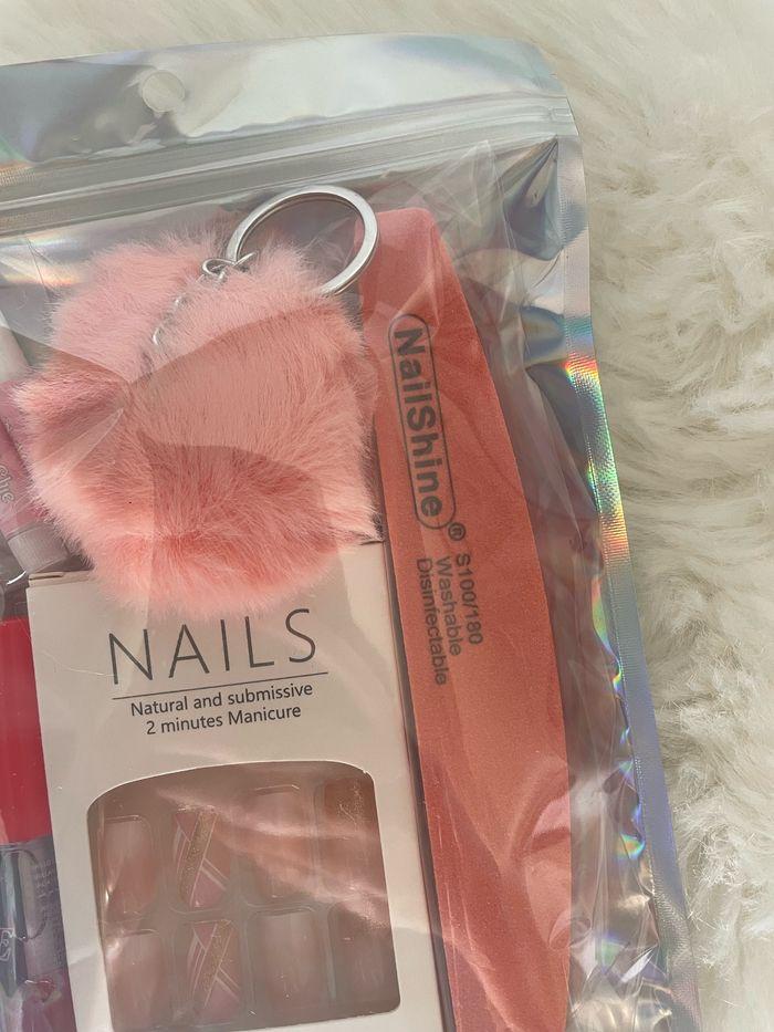 Sachet avec faux ongles orange - photo numéro 3