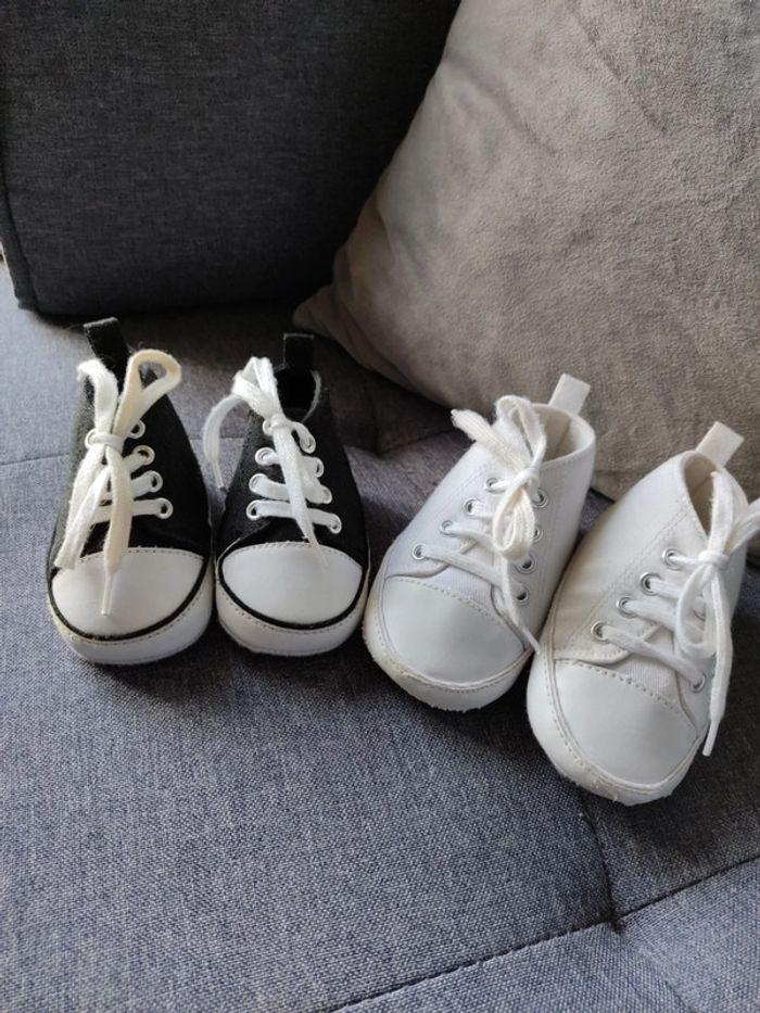 Lot 2 paires chaussures souples bébé 9/12 mois - photo numéro 1