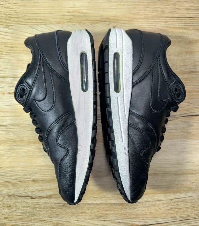 Baskets Nike air max one Black logo cuit noir pointure 38.5 tres peu portées - photo numéro 5