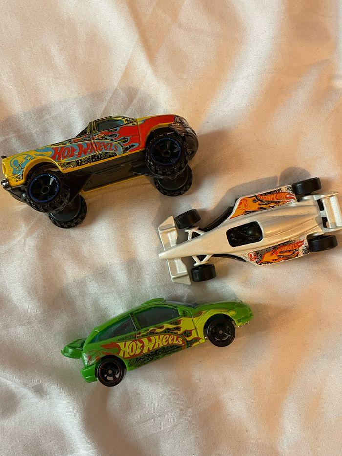 Lot 3 petites voitures Hot wheels - photo numéro 1