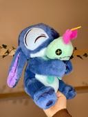 Peluche Disney Stitch avec son doudou souillon