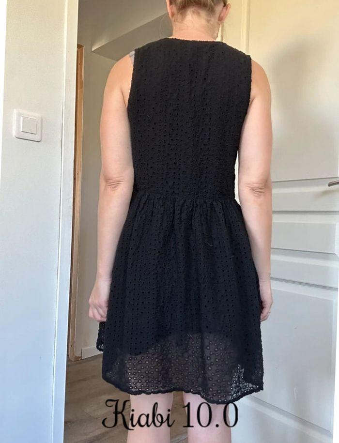 Robe noire ajourée Kiabi – Élégante, taille 38 (M), très bon état 💖 - photo numéro 3