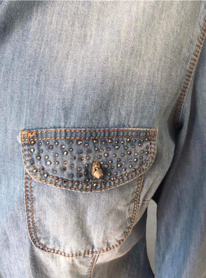 Chemise en jean denim longue et ample à manches longues avec strass sur le col et les poches - photo numéro 6