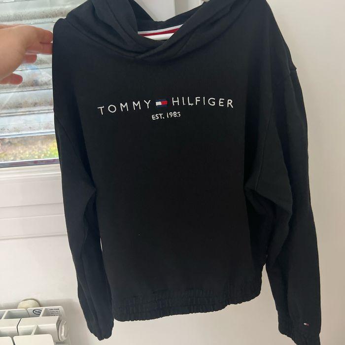 Pull Tommy finger véritable couleur noir, taille 8 ans - photo numéro 1