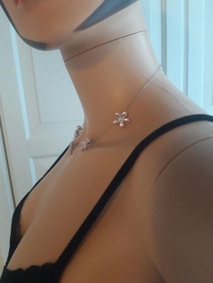 Collier fin et argenté avec des petites fleurs roses - photo numéro 9