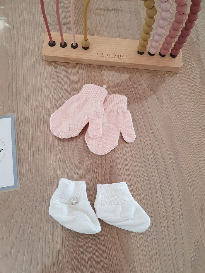 Lot de chausson chaussettes blanches et moufles rose - naissance à 3 mois
Très bon état - photo numéro 3