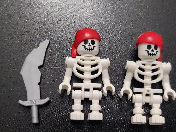 Lot 2 Figurines Lego squelette pirate avec sabre - Halloween - vrai Lego - photo numéro 3