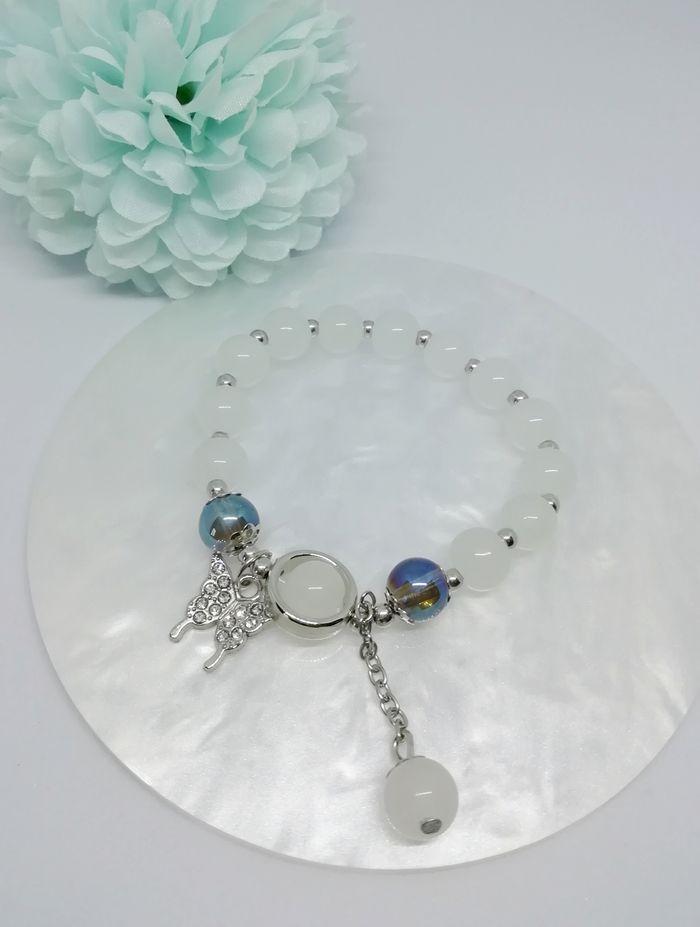 Joli bracelet en perles de verre blanche avec pendentif papillon - photo numéro 5