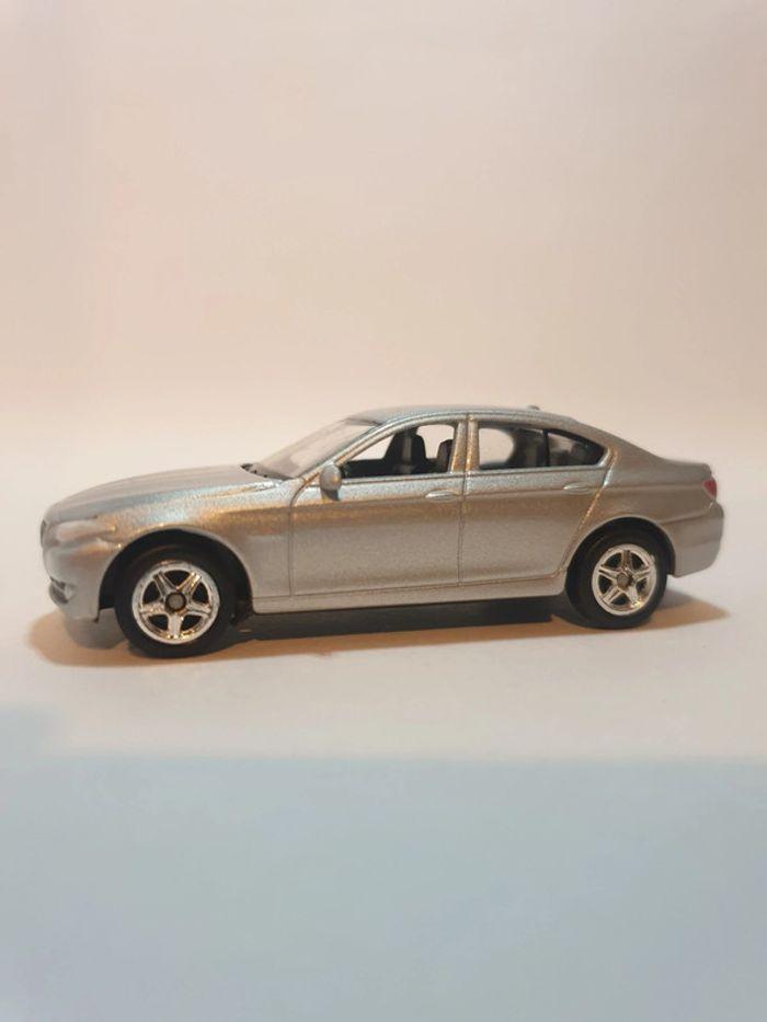 Welly BMW 535 i Serie 5 F10 Gris Métalisé n° 52319 - 1/64 - photo numéro 1