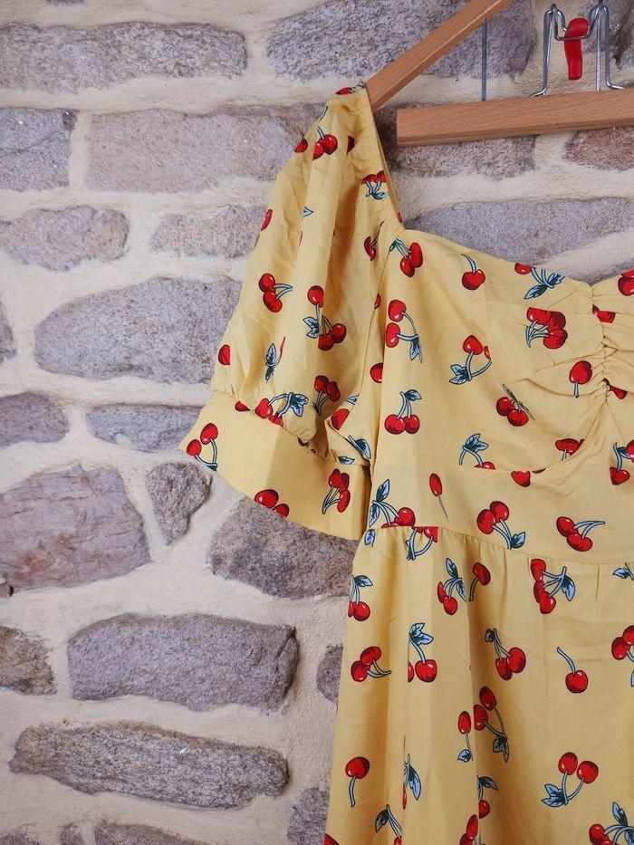 Robe encolure cœur jaune à motifs cerises Femme taille 54 marque Boohoo 🍬 - photo numéro 2