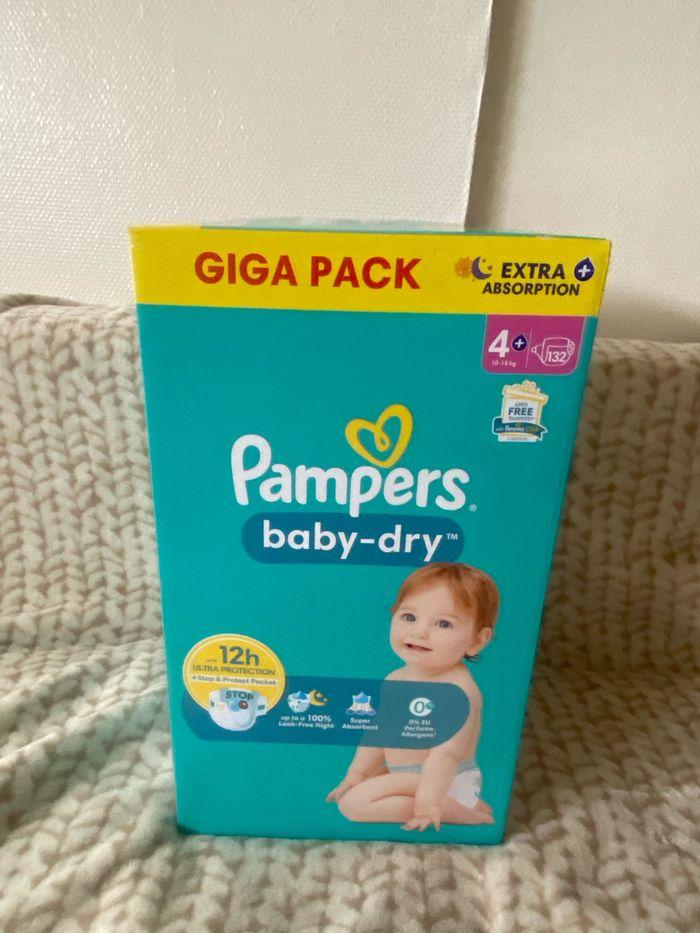 Un giga pack couche Pampers taille 4 plus