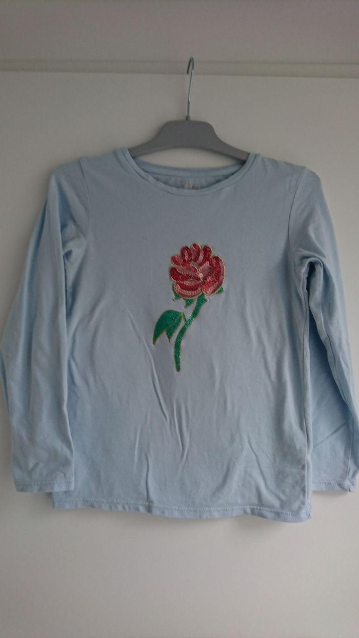 T-shirt bleu motif rose de la belle et la bête - photo numéro 1