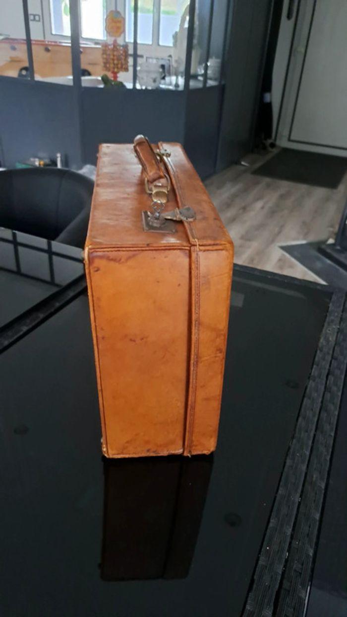 Ancienne valise en cuir - photo numéro 2