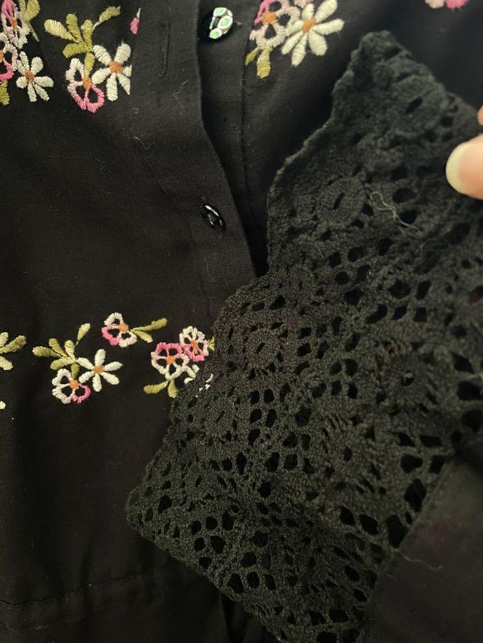 Blouse noire à broderie florale et dentelle - photo numéro 5