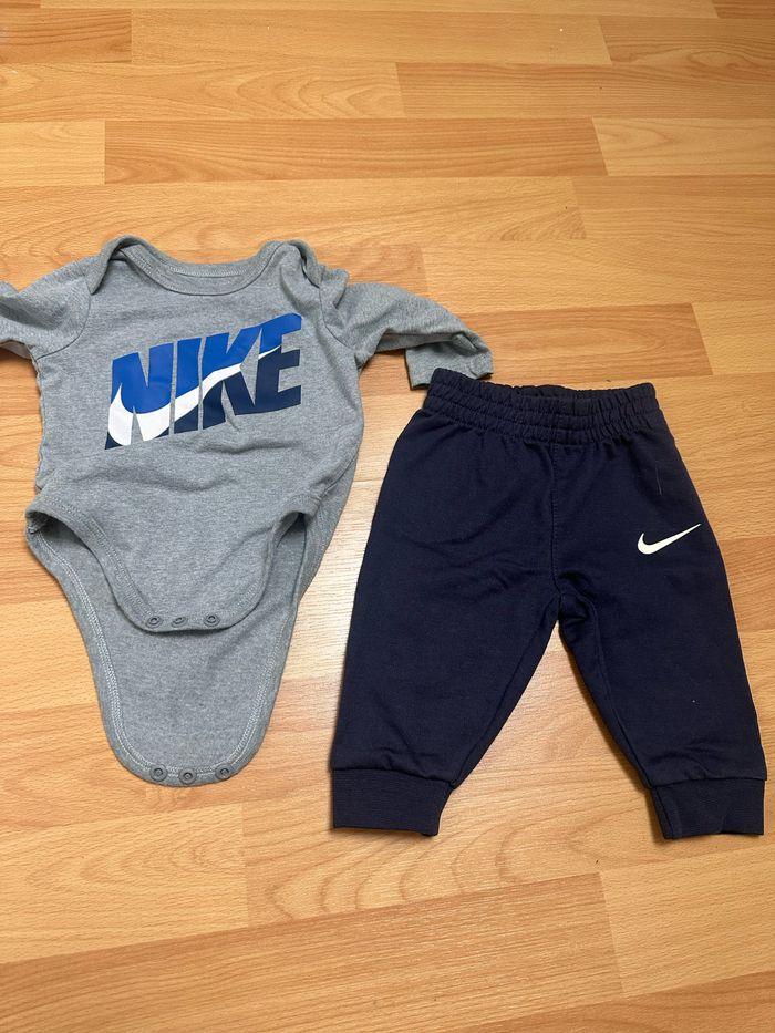 Ensemble Nike bodies et pantalon