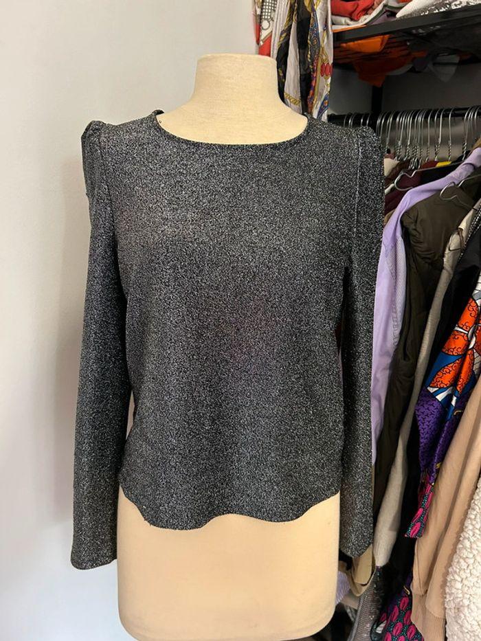 Top / pull argenté à paillettes et épaulettes - photo numéro 1