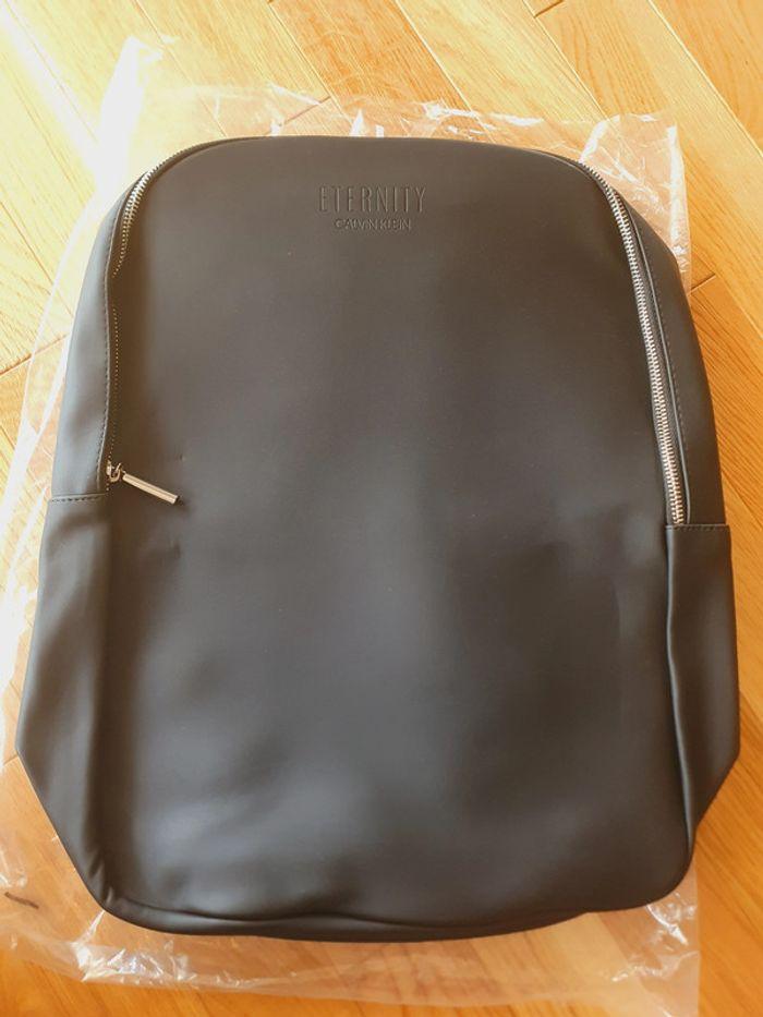 Grand Sac à Dos "Calvin Klein" noir neuf sous blister. - photo numéro 10