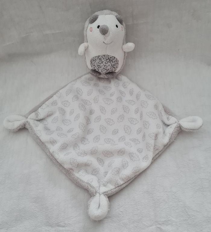 Doudou peluche Hérisson avec mouchoir blanc , gris - Feuilles - Pusblu