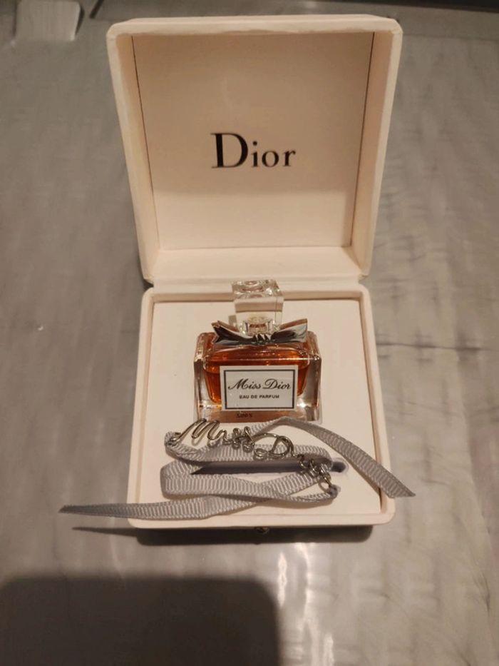 Coffret eau de parfum Miss Dior et bracelet - photo numéro 1