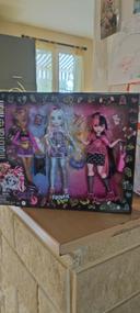 Coffret de 3 poupées Monster high neuf 4 ans