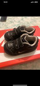 Basket Nike a scratch enfants noires 3,4 ans taille 23.5. Mixtes.