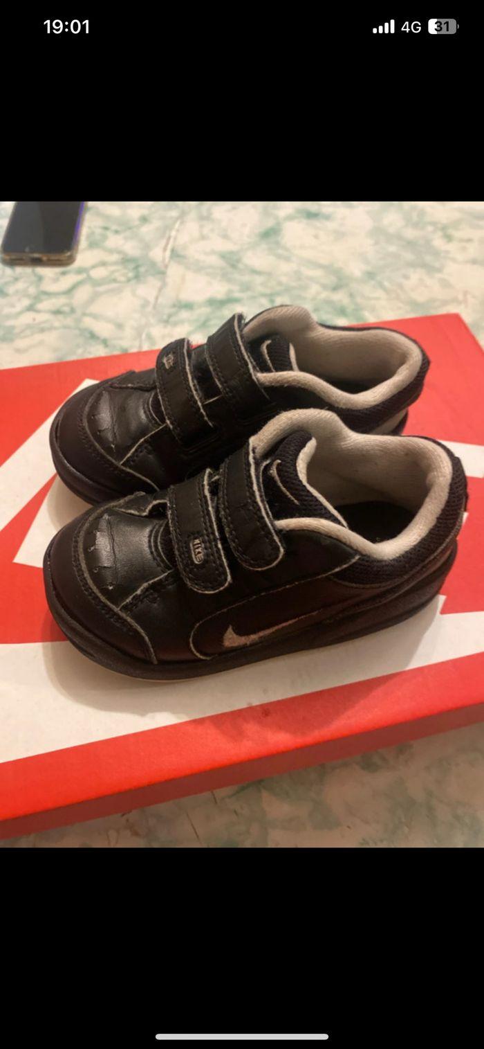 Basket Nike a scratch enfants noires 3,4 ans taille 23.5. Mixtes. - photo numéro 1