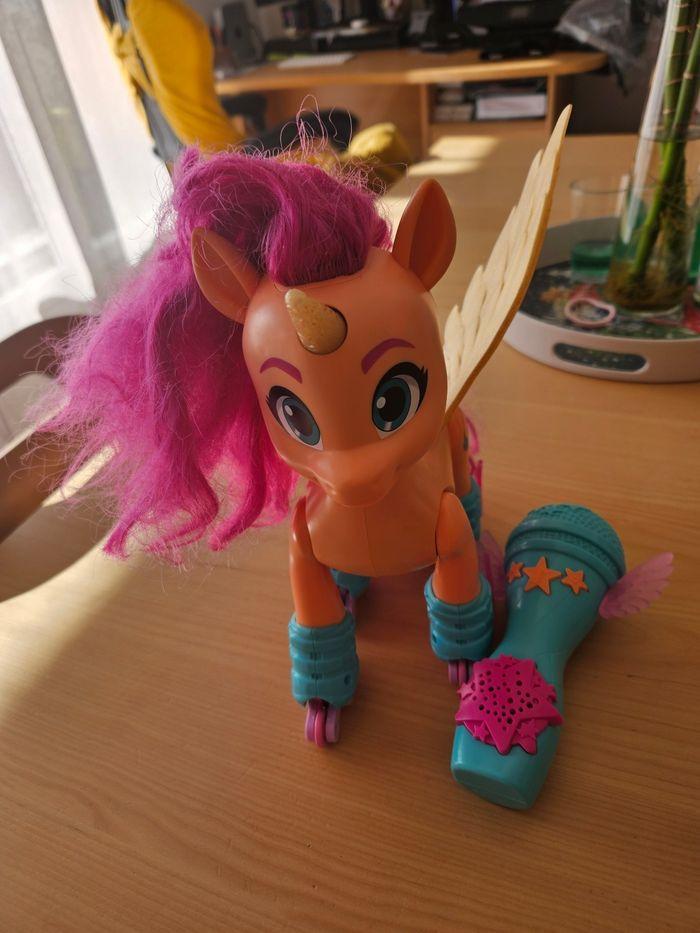 Sunny chante en rollers my little pony