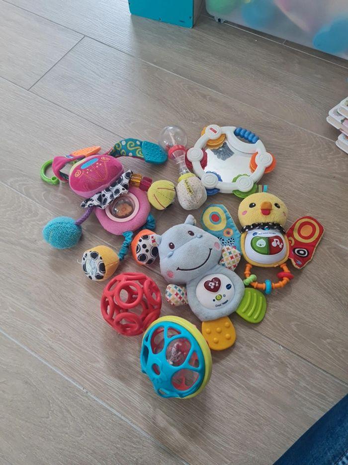 Lot jouets bébé