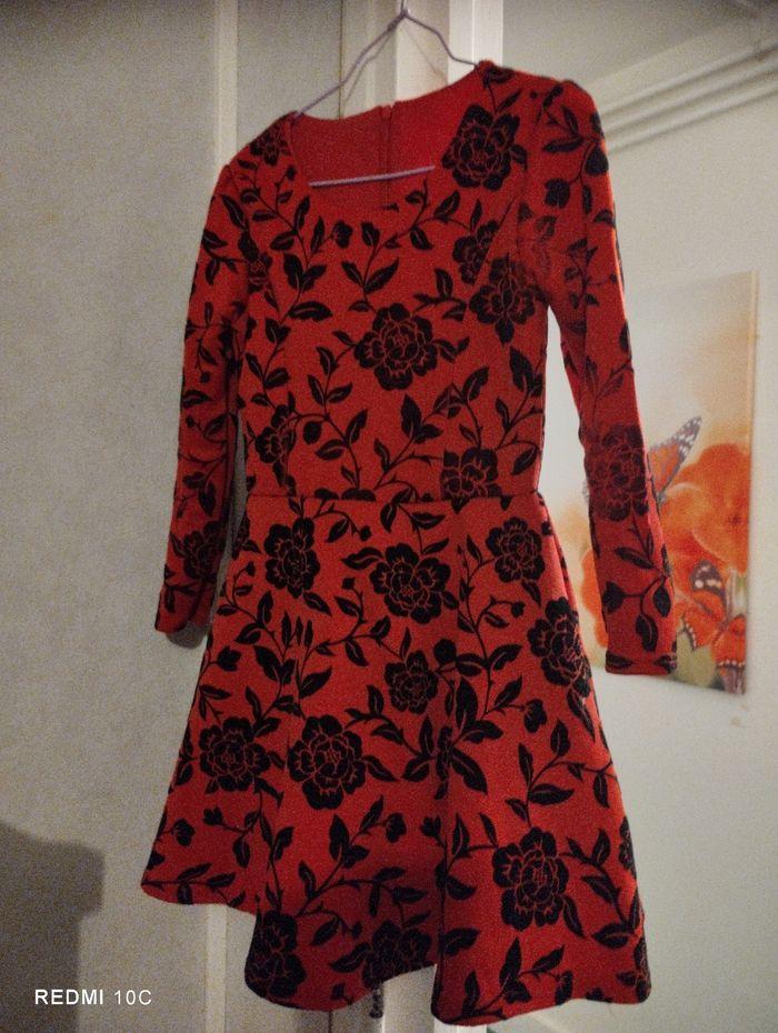 Robe rouge a fleurs noires - photo numéro 1