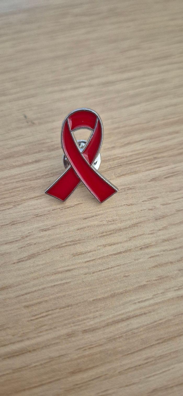 Pin's ruban rouge