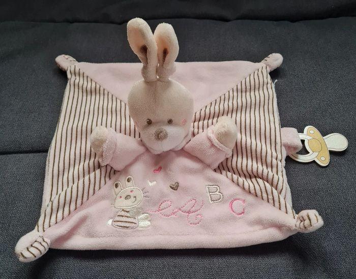 Doudou carré plat Lapin rose rayé - ABC - Nicotoy