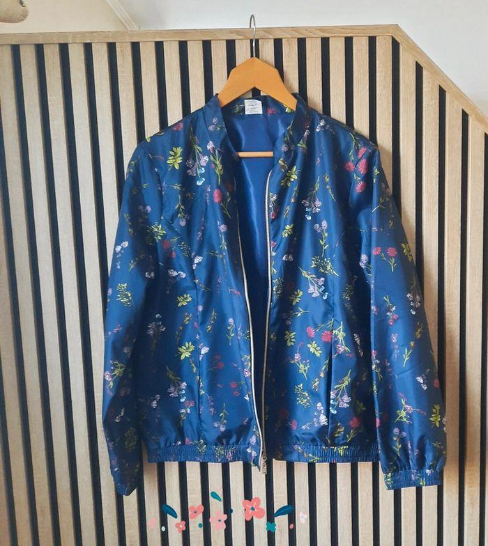 Jolie blouson fluide léger fleuri bleu marine T 42/44 - photo numéro 1