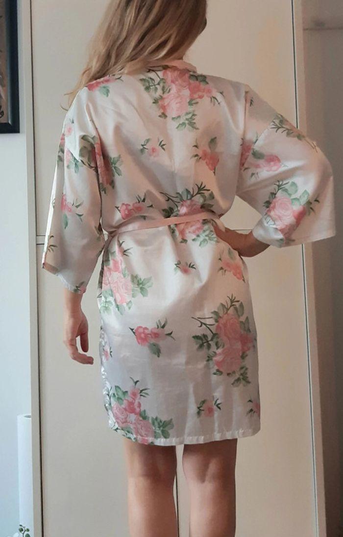 Magnifique kimono blanc fleuri en satin brillant. Vintage 90's. T S/M - photo numéro 3