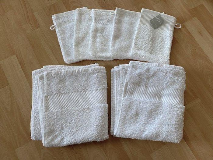 Lot de 2 serviettes de toilette neuves + 5 gants neufs + cadeau - photo numéro 1