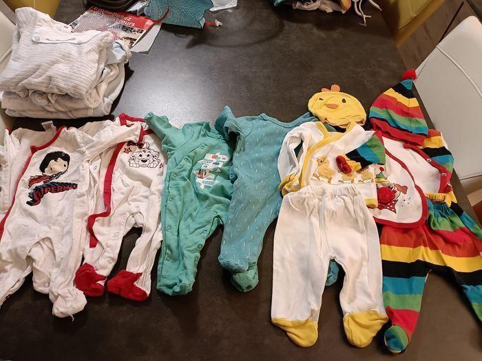 Lot vêtements bébé 1mois  24 pièces - photo numéro 2