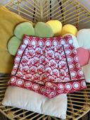 Short Maje taille haute avec broderies rouges et blanches, taille 36