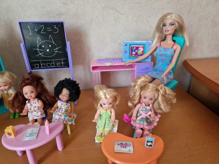 Lot école maternelle Barbie, meubles et accessoires + Barbie et 6 enfants, Mattel en BE - photo numéro 4