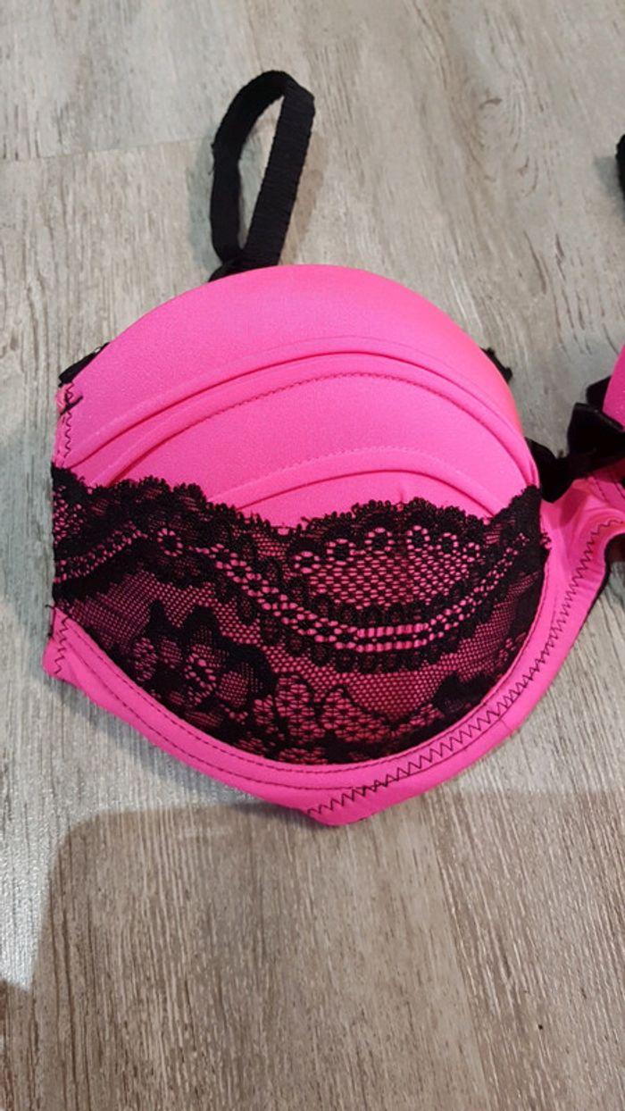 Soutien gorge coqué noir et rose fluo - photo numéro 2