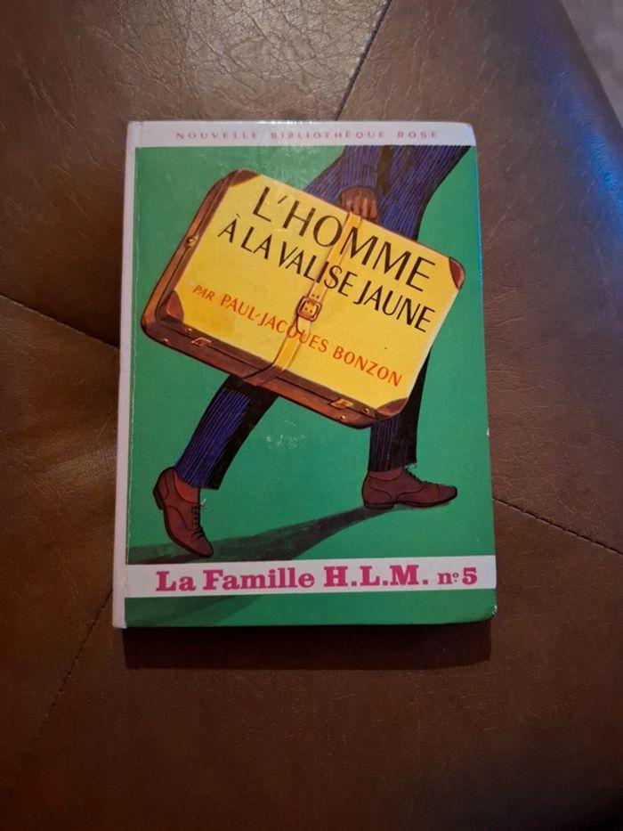 La famille h.l.m l'homme à la valise jaune - photo numéro 1