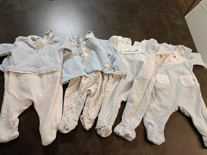 Lot vêtements bébé 1mois  24 pièces - photo numéro 1