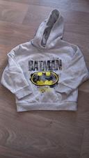 Pull à capuche avec un dessins batman dessus