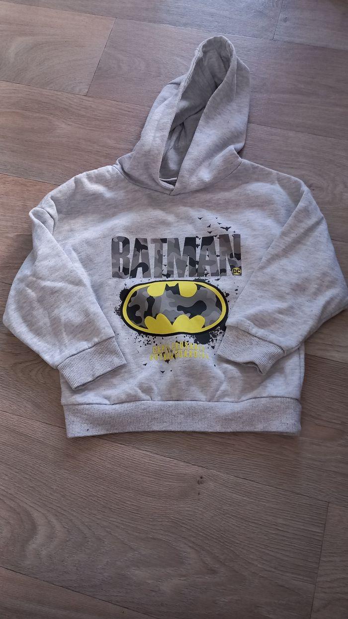 Pull à capuche avec un dessins batman dessus - photo numéro 1