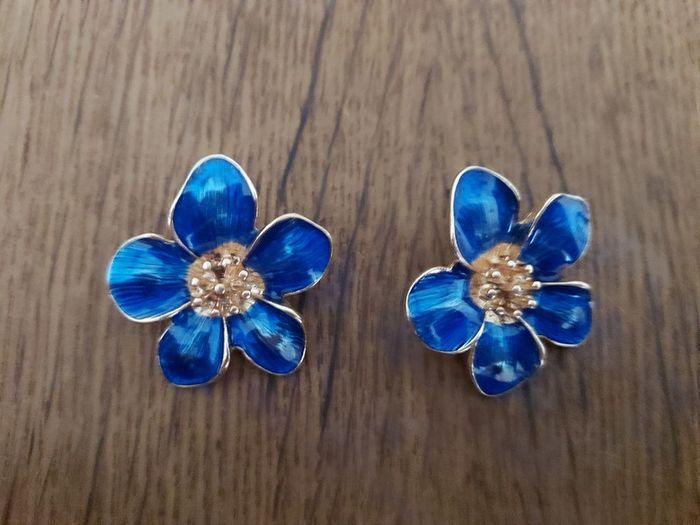 Boucles d'oreilles fleurs bleues - photo numéro 1