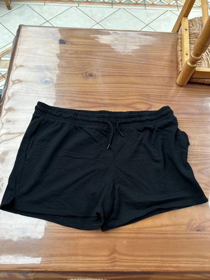 Short noir Kiabi taille XL taille elastique avec cordon 2 poches devant très bon état - photo numéro 1