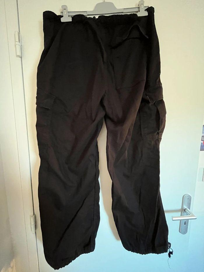 Pantalon noir style parachute cargo extra large Bershka taille 42(XL) - photo numéro 3