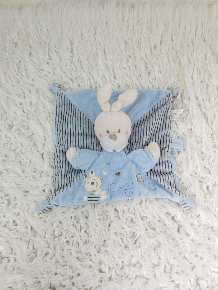 Doudou mouchoir lapin bleu avec attache tétine marque Kiabi 🎅 - photo numéro 1