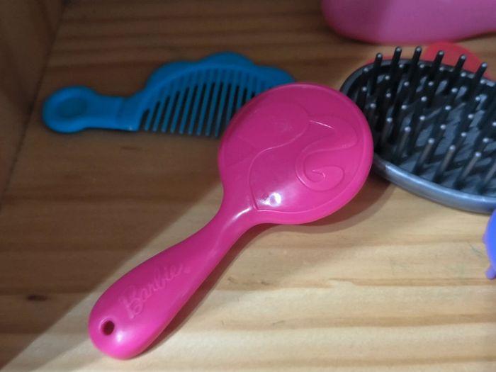 Poupée barbie et autre peigne brosse - photo numéro 7