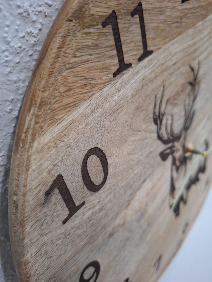 Horloge en bois de manguier massif gravé d'un cerf - photo numéro 2