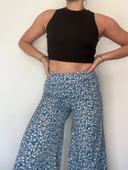 Pantalon fleuri à jambes larges