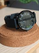 Montre simple noire, mixte et reliefs